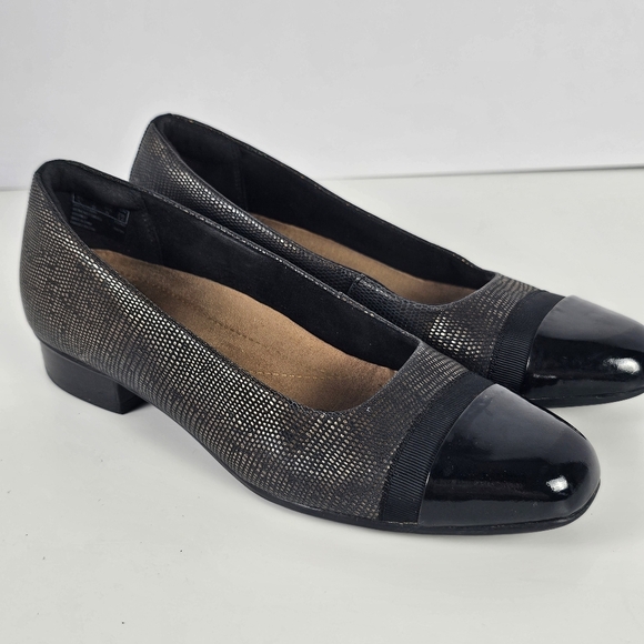 Clarks Artisan Women’s Size 7M Black Cap Toe Low Heel Dress Shoes Comfort Flats - Picture 1 of 8